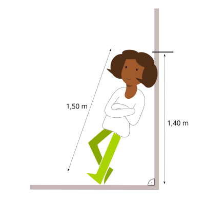 Ein Mädchen lehnt an einer Wand im Form eines Dreiecks